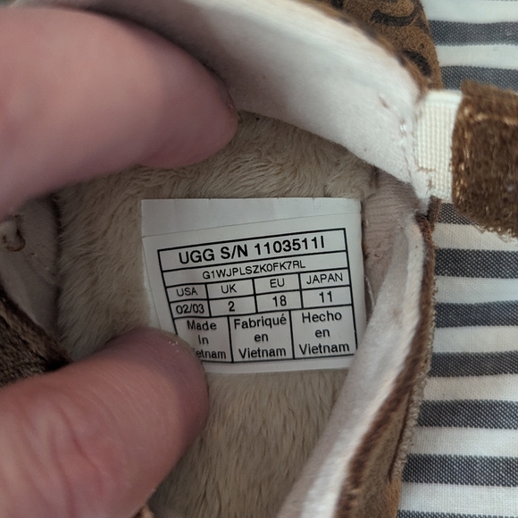 Kid's UGG Slippers - Picture 5 of 16